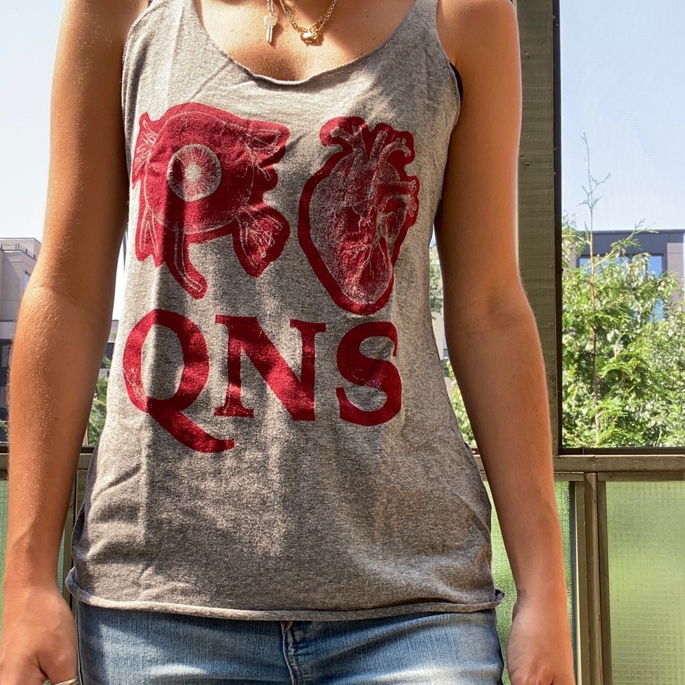 👁❤️ QNS tank top